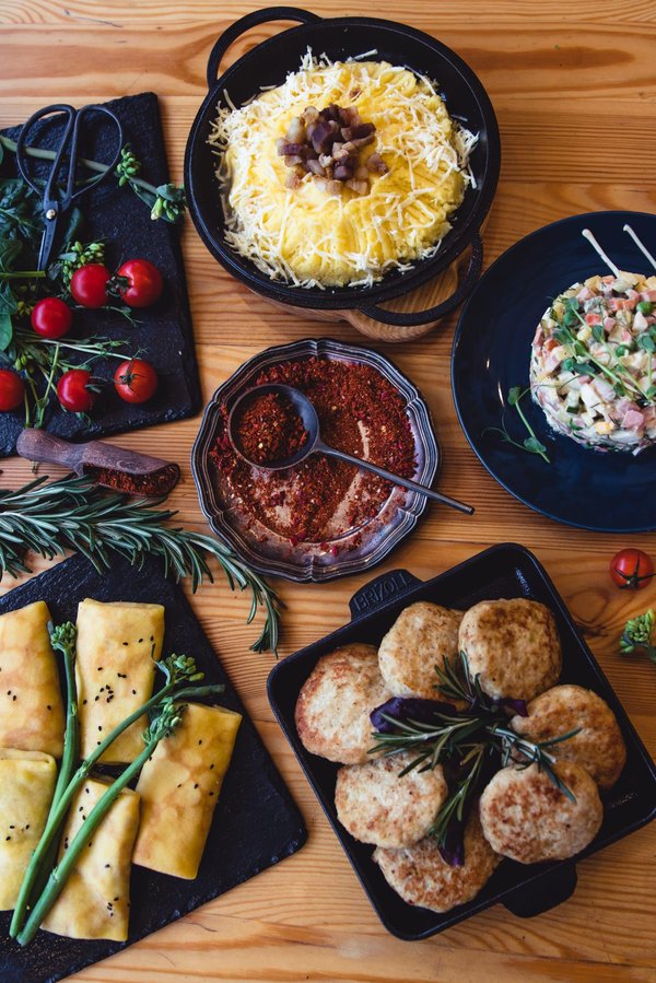 Comment le camping de la Corniche contribue-t-il à l'économie locale d'Hendaye ?