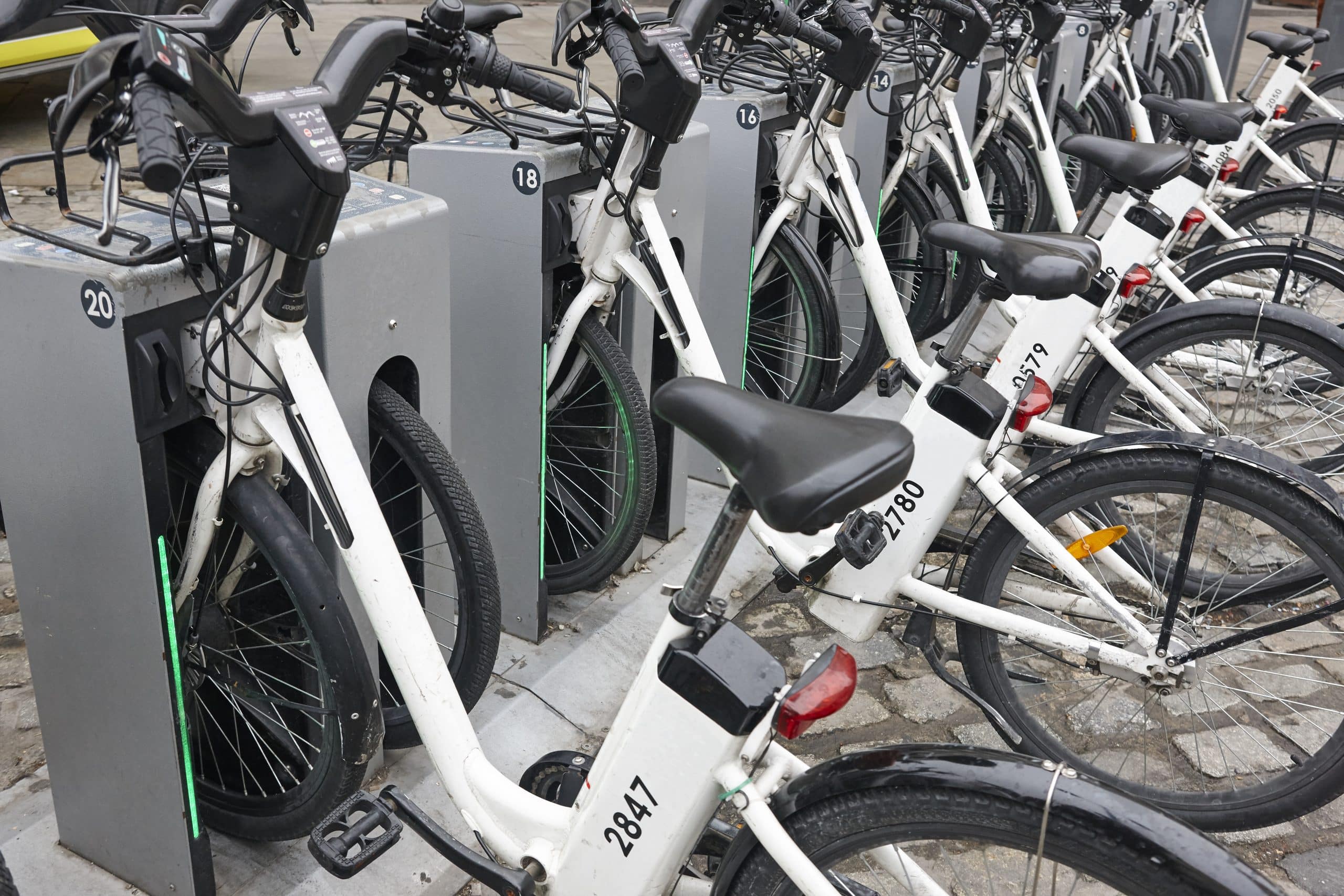 Comparaisons entre les vélos électriques traditionnels et ceux sans batterie.