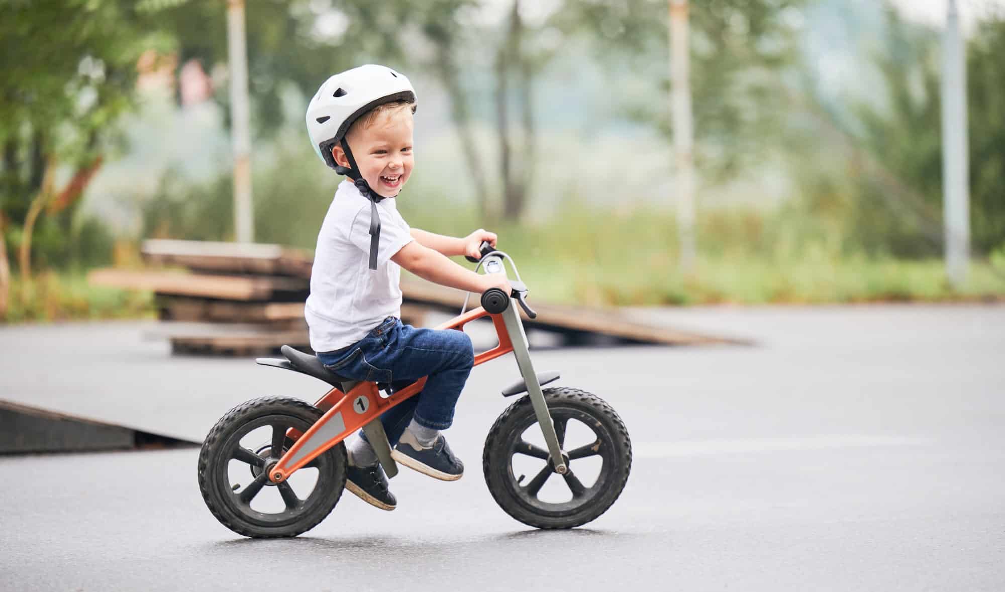 Initier son enfant au vélo : conseils et astuces